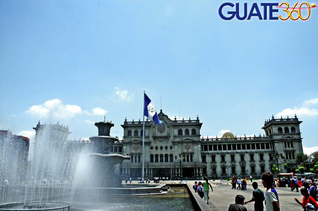 Palacio Nacional con fuentes en Plaza de la Constitución