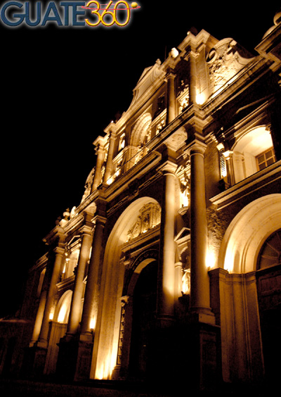 Vista nocturna de la Catedral de la Antigua Guatemala