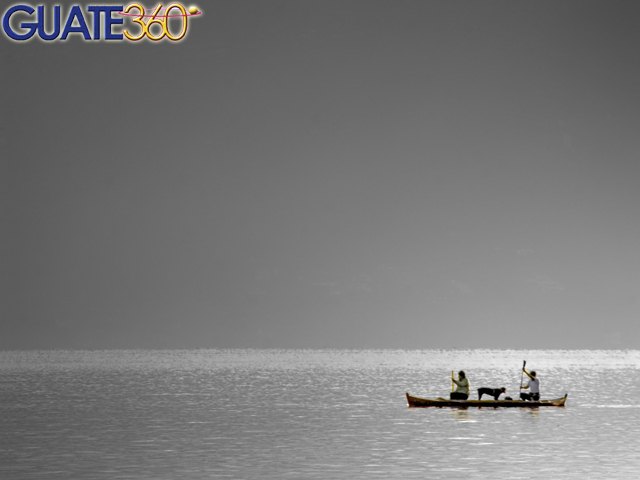 Trio de pescadores sobre un cayuco en el Lago de Atitlan, Solola