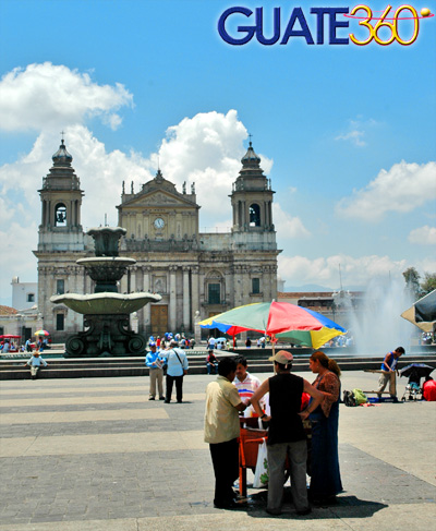 Guatemaltecos visitando la Plaza de la Constitución