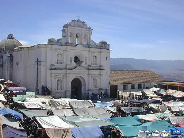 Mercado frente a la Iglesia de San Francisco El Alto en Totonicapán