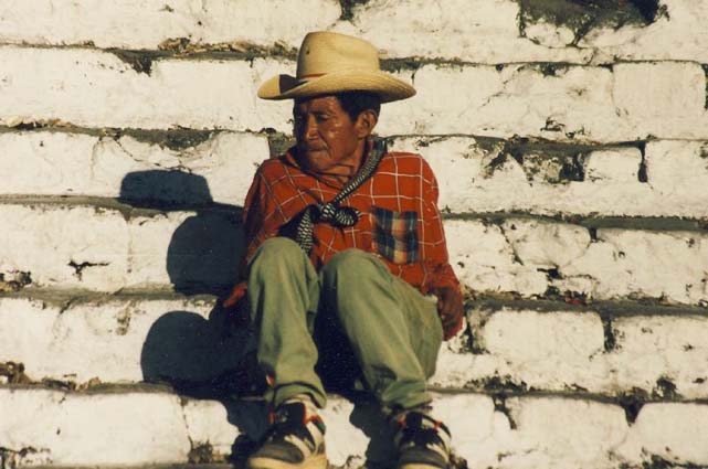 Sentado en las escalinatas de la Iglesia de Santo Tomas, Chichicastenango