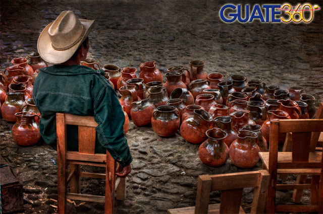 Vendedor de piezas de barro en Chichicastenango