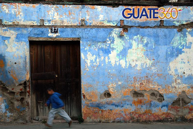Pared azul y jovencito en la Antigua Guatemala