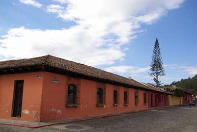 Fachada de varias casas estilo colonial en La Antigua Guatemala