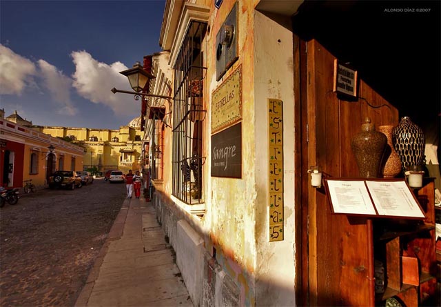 Calle del Arco con vista hacia la Iglesia de la Merced en la Antigua Guatemala