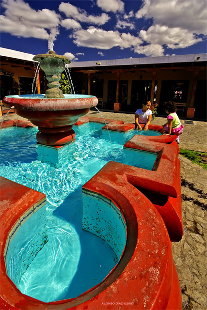 Fuente colonial en el mercado de artesanias de La Antigua Guatemala
