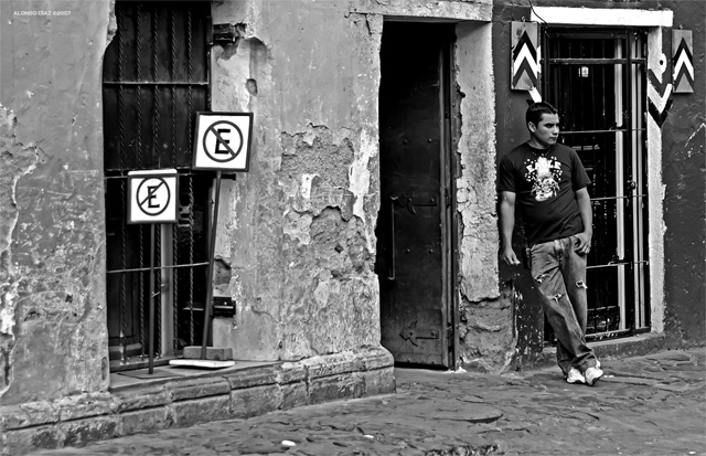 De pie en la calle de la Antigua Guatemala