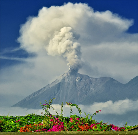 Volcan de Fuego desde La Antigua Guatemala