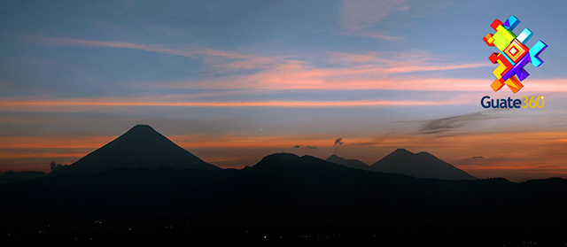 Ciudad de Guatemala y sus volcanes al atardecer
