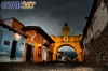 Amanece sobre el Arco de Santa Catarina en La Antigua Guatemala