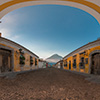 360> En la Antigua Guatemala debajo del Arco de Santa Catarina