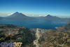 Vista aérea del Lago de Atitlán con sus volcanes