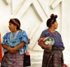 Dos mujeres, espalda con espalda en Rabinal, Baja Verapaz