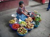 Mercado de La Antigua Guatemala y vendedora de frutas y verduras