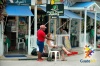 Mujer garífuna de Livingston haciendo trenzas a turista en Izabal