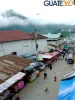 Vista lateral de la iglesia y el mercado en Todos Santos