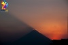 En Guatemala el sol se despide detrás del Volcán de Agua