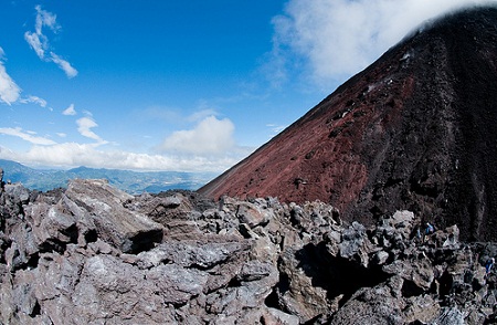 Volcán de Pacaya lanza lluvia de piedras sobre Guatemala