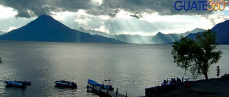 Hermosos rayos de sol atraviesan las aguas de El Lago de Atitlán en Guatemala.