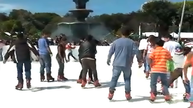 Patinaje sobre hielo en la Ciudad de Guatemala.
