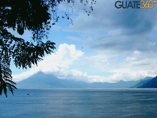 Admirando el lago de Atitlán desde Panajachel