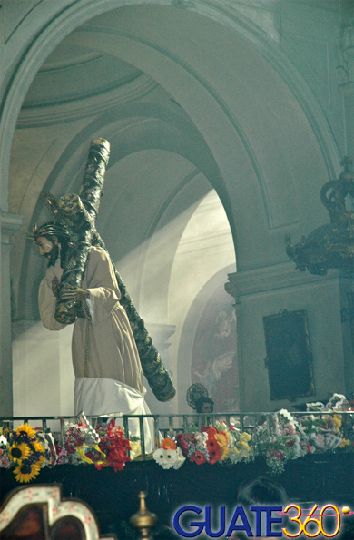 Jesús Nazareno dentro del Templo acompañado de la luz divina