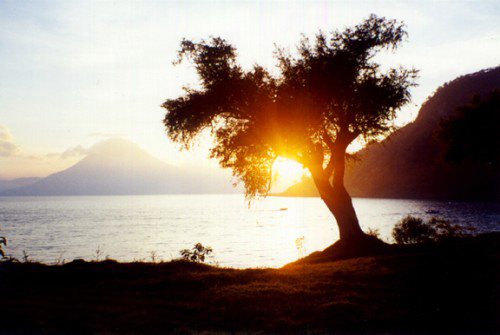 Atardecer a las orillas del Lago de Atitlán en Sololá