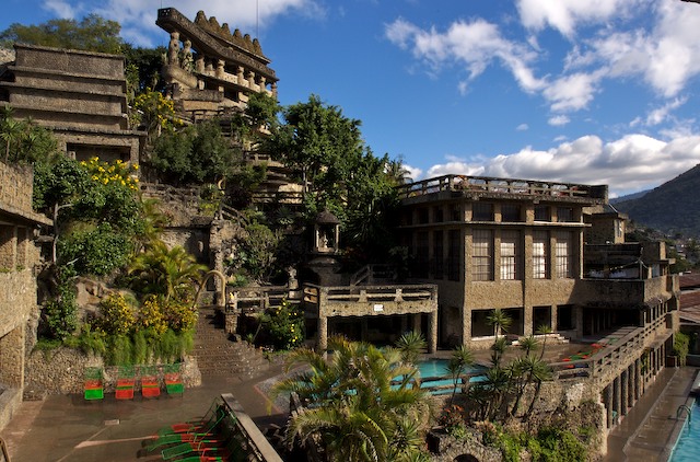 Castillo Santa Teresita y sus piscinas en Guatemala
