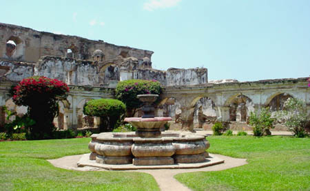 La Antigua Guatemala y su Fuente de la época Colonial