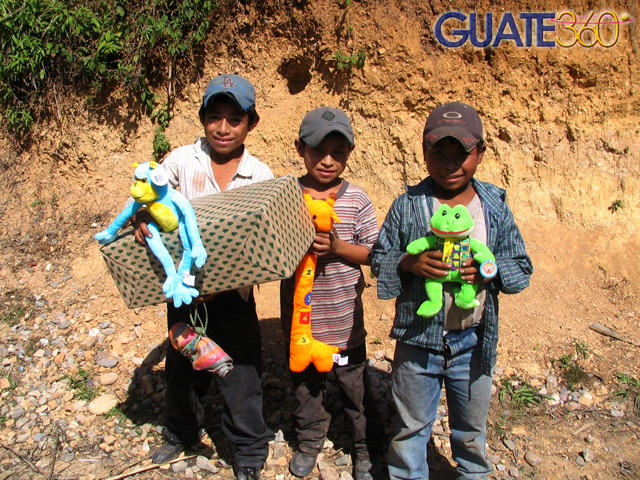 Niños recibiendo su juguete
