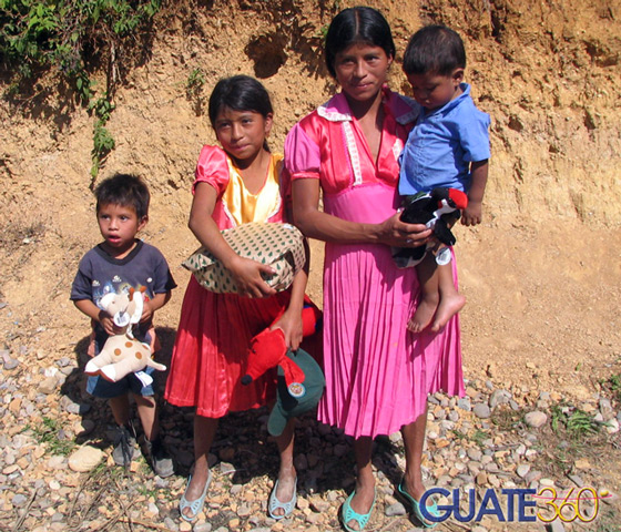 Familia recibiendo juguetes