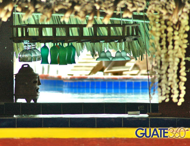 Barra de bar en la piscina