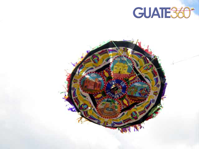 Barrilete gigante en el aire