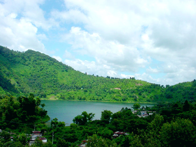 La laguna desde el camino