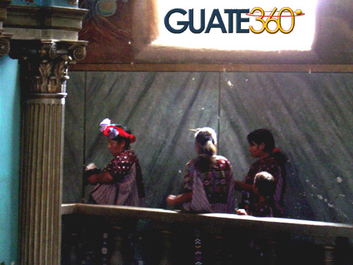 Rindiendo culto a la Virgen de Chiantla