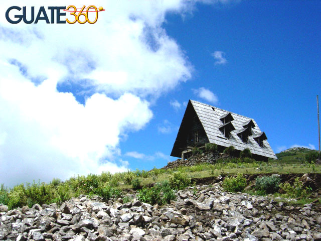 Casa estilo europeo desde el mirador de los Cuchumatanes