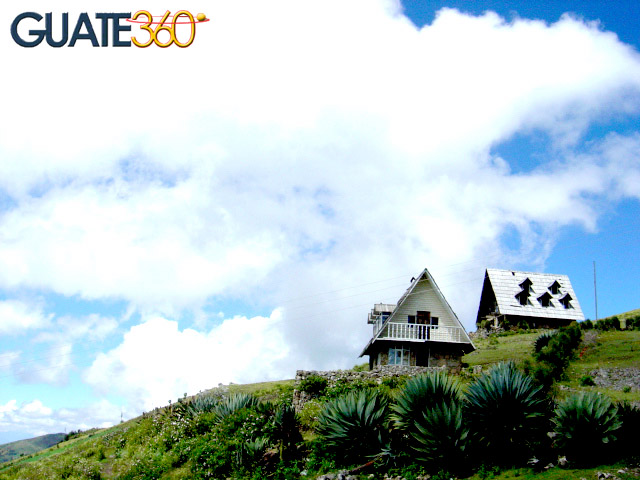 Los Cuchumatanes, con vegetación y construcciones poco características de Guatemala