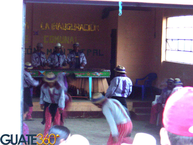 En un salón Municipal, los pobladores celebran
