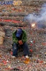 Hombre sentado sobre ametralladora de cohetes en Chichicastenango