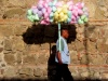En La Antigua Guatemala un vendedor de algodones de azucar