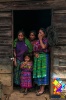 Señoras de Guatemala a la puerta de su hogar