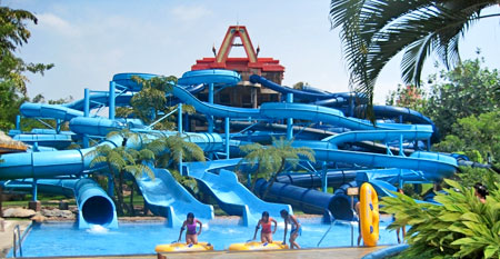Toboganes en el Parque Acuático Xocomil del IRTRA en retalhuleu, Guatemala.