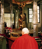 Simpatizantes de Juan Pablo II desean su mejoría o descanso