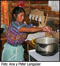 Meneando el atol de elote