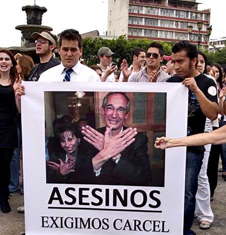Manifestaciones En Pro De... ¿Colom o Justicia?
